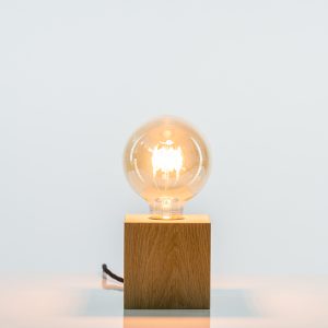 Raumgestalt - Quader - Tischlampe mit Glühbirne und Holzfuß - 2 Größen